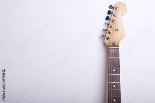Board z aluminiowym obramowaniem Gitara