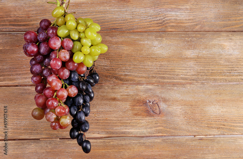 Tapeta ścienna na wymiar Bunches of grapes on wooden background