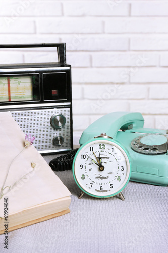 Board z aluminiowym obramowaniem Retro skład ze starego telefonu, radia, zegara i książek, blisko