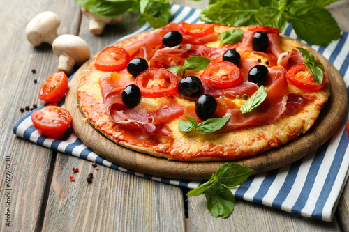 Naklejka samoprzylepna Pyszna pizza na drewnianym stole