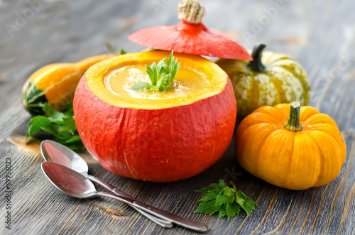 Naklejka na szybę Cream pumpkin soup in a pumpkin