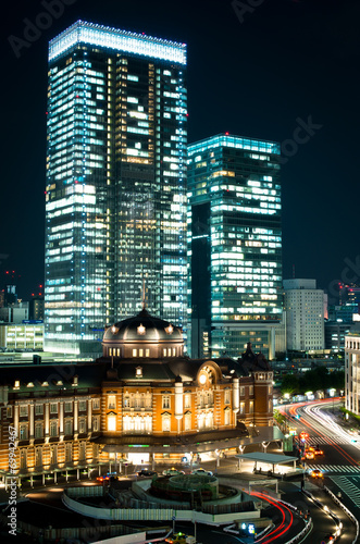 東京駅とグラントウキョウサウスタワー Stock 写真 Adobe Stock