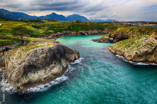 Naklejka samoprzylepna Piękna sceneria z brzeg oceanu w Asturii, Hiszpania