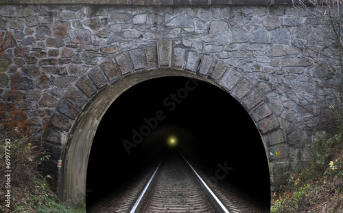 Board z aluminiowym obramowaniem Tunel kolejowy