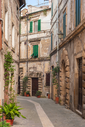 Naklejka dekoracyjna Old streets in the town of Sorano, Italy