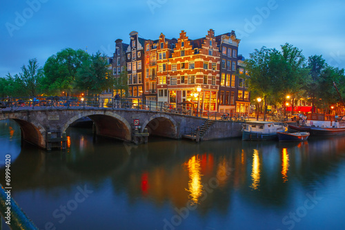Fotoboard na płycie Nocny widok na miasto z Amsterdamu kanał i most