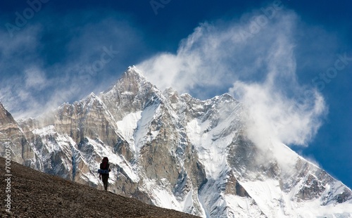 Fotoboard na płycie Lhotse z wichurą, turistą i chmurami śnieżnymi