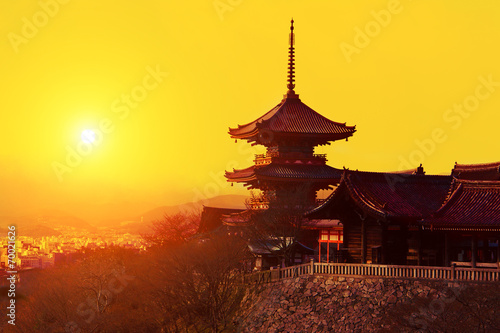 Naklejka samoprzylepna Magiczny zachód słońca nad świątynią kiyomizu-dera, Kioto, Japonia