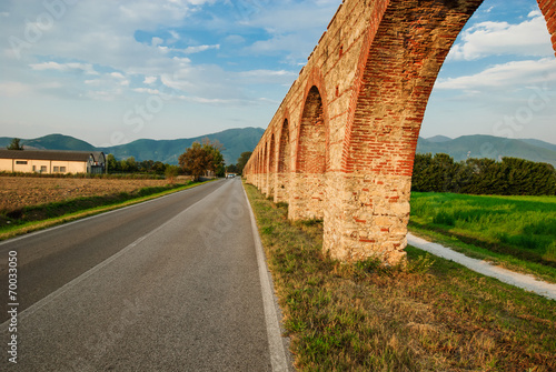 Fotografie, Obraz Acquedotto Mediceo di Pisa, costruzione pilastri e archi