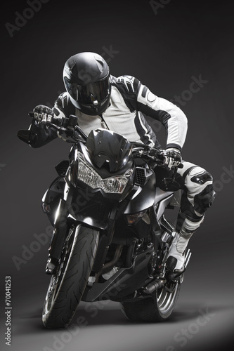 motocyklista-w-kasku-czarno-biala-fotografia