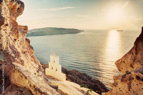 Tapeta ścienna Klif, skały wulkaniczne i stara kaplica na wyspie santorini, grecja