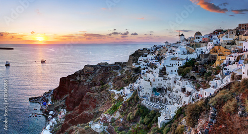 Tapeta ścienna Oia miasto na wyspie santorini, grecja o zachodzie słońca. 