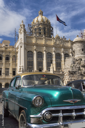 Naklejka na szybę Old american car in front of the Presidential Palace in Havana