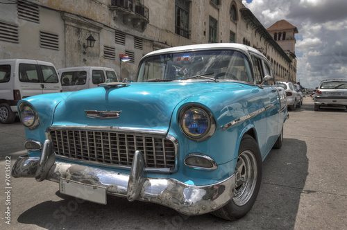 Naklejka na drzwi Turquoise old american car in Havana, Cuba