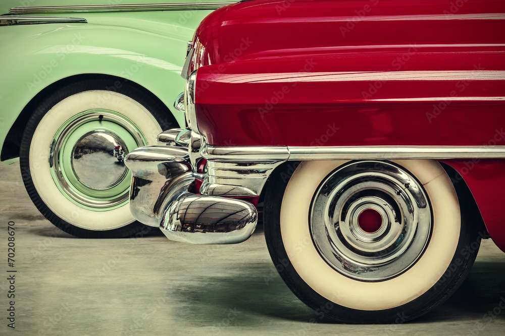 Obraz w stylu retro dwóch zabytkowych samochodów amerykańskich - obrazy, fototapety, plakaty 