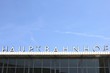 Schriftzug Hauptbahnhof mit blauem Himmel
