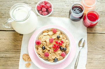 Canvas Print - Wholegrain granola with milk and fresh berries