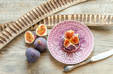 Canvas Print - Ripe figs : cross section and whole fruits