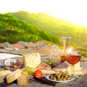 Fototapete - mediterrane Köstlichkeiten serviert auf Terrasse in Italien
