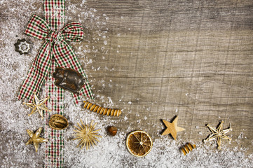Fototapete - Weihnachtliches Werbeschild mit Schleife und Dekoration