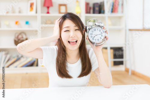 時計を見る女性 Stock 写真 Adobe Stock 時計を見る女性 Stock 写真 Adobe Stock