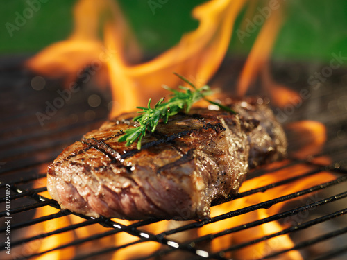 Steak avec des flammes sur le gril au romarin Tableau sur Toile