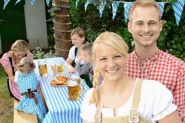 Wall Mural - Gäste im Biergarten feiern Oktoberfest