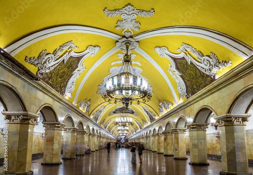 Board z aluminiowym obramowaniem Komsomolskaya (koltsevaya line) stacja metra w Moskwie