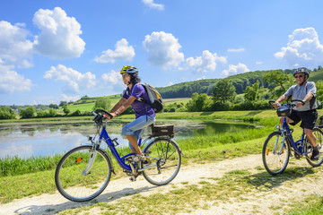 Zwei ältere Radfahrer