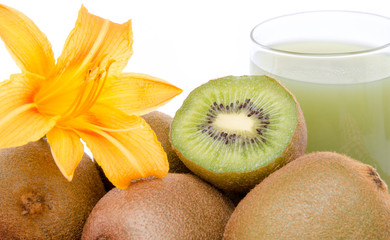 Poster - Glass of kiwi juice, fresh kiwis and a flower