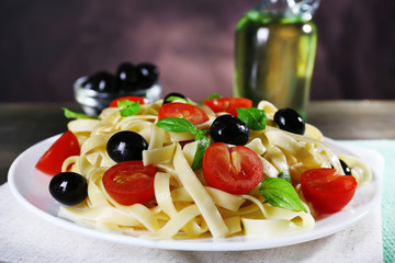 Wall Mural - Spaghetti with tomatoes, olives and basil leaves