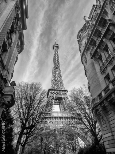 Obraz w ramie View of the Eiffel tower in Paris.