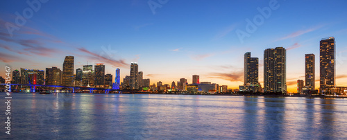 Plakat na papierze fotorealistycznym Panoramiczny widok Miami na zachód słońca