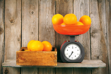 Oranges on scales and in box