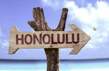 Poster - Honolulu wooden sign with a beach on background