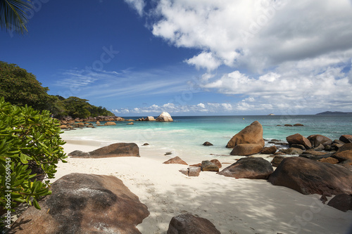 Naklejka na szybę Plaża na tropikalnej wyspie na tle pięknego nieba