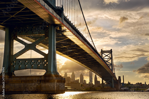 Board z aluminiowym obramowaniem Ben Franklin most powyżej philadelphia skyline o zachodzie słońca, nas