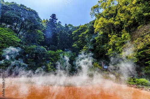 Board z aluminiowym obramowaniem Chinoike jigoku hot spring w beppu, japonia