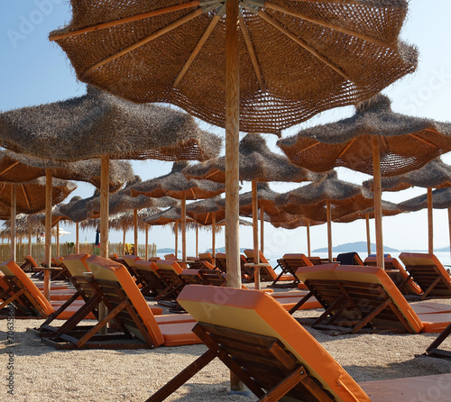 Une Plage Avec Ses Chaises Longues Transats Et Parasols