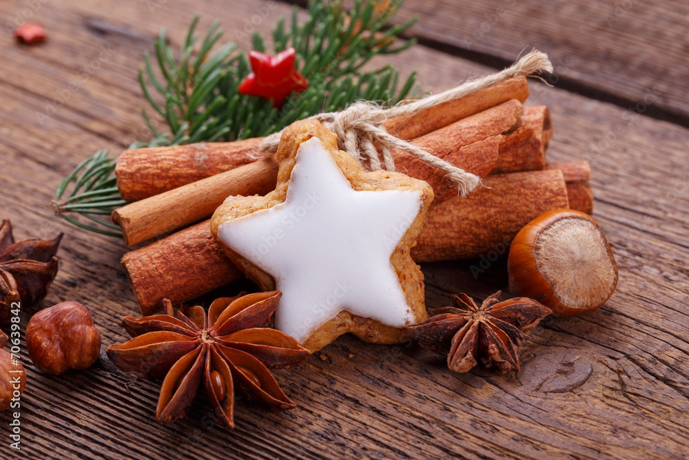 Stock-Foto „Zimtstern, Zimtstangen, Sternanis - Dekoration Weihnachten“