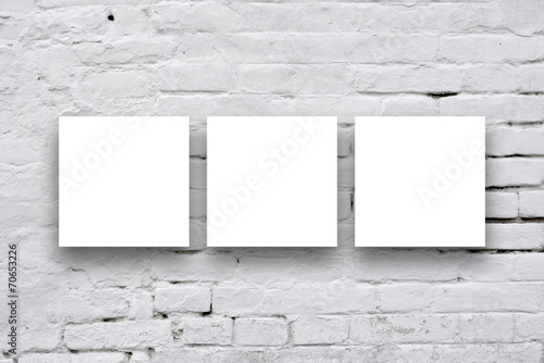 Fotografía Tres Poster cuadrados colgados en la pared de la galería de arte