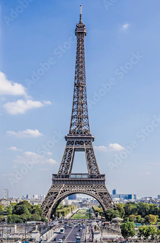 Fototapeta na wymiar Complete view Eiffel Tower