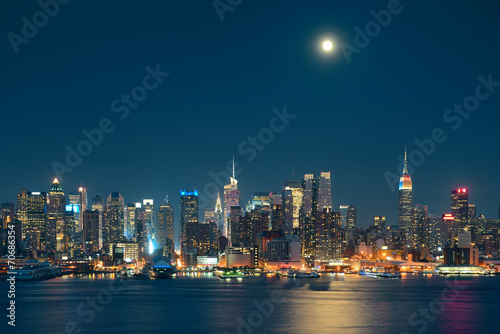 Naklejka samoprzylepna Wzrost księżyca na manhattanie