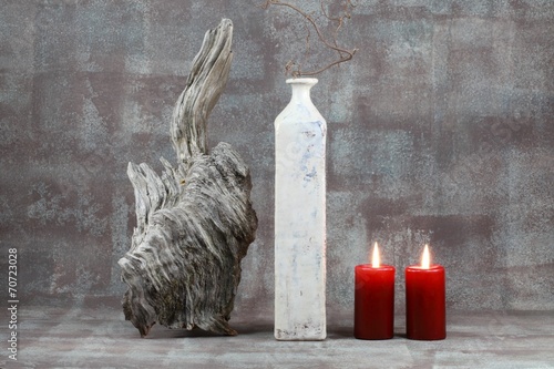 Naklejka na kafelki Stillleben mit Vase, 2 Kerzen und Wurzelholzskulptur