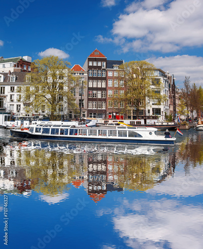 Fotoboard na płycie Amsterdam miasto z łodzi na kanał w Holandii