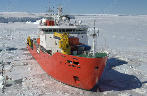 Naklejka dekoracyjna Icebreaker ship in the sea of Antarctic