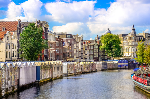 Tapeta ścienna Sceniczny widok kanału w Amsterdamie na rynku kwiatowym