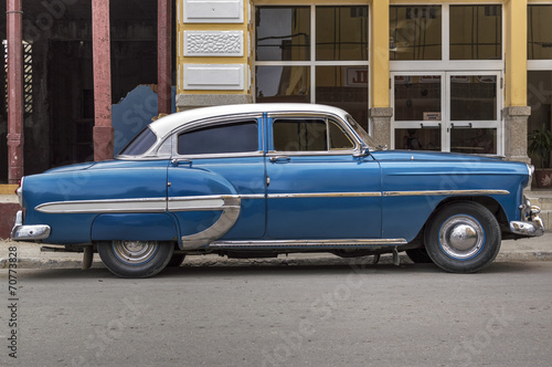 Nowoczesny obraz na płótnie Blue american car in Guantanamo, Cuba