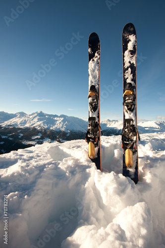 Nowoczesny obraz na płótnie Skis in snow at Mountains