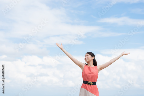 腕を広げる女性と空 Stock Photo Adobe Stock 腕を広げる女性と空 Stock Photo Adobe Stock